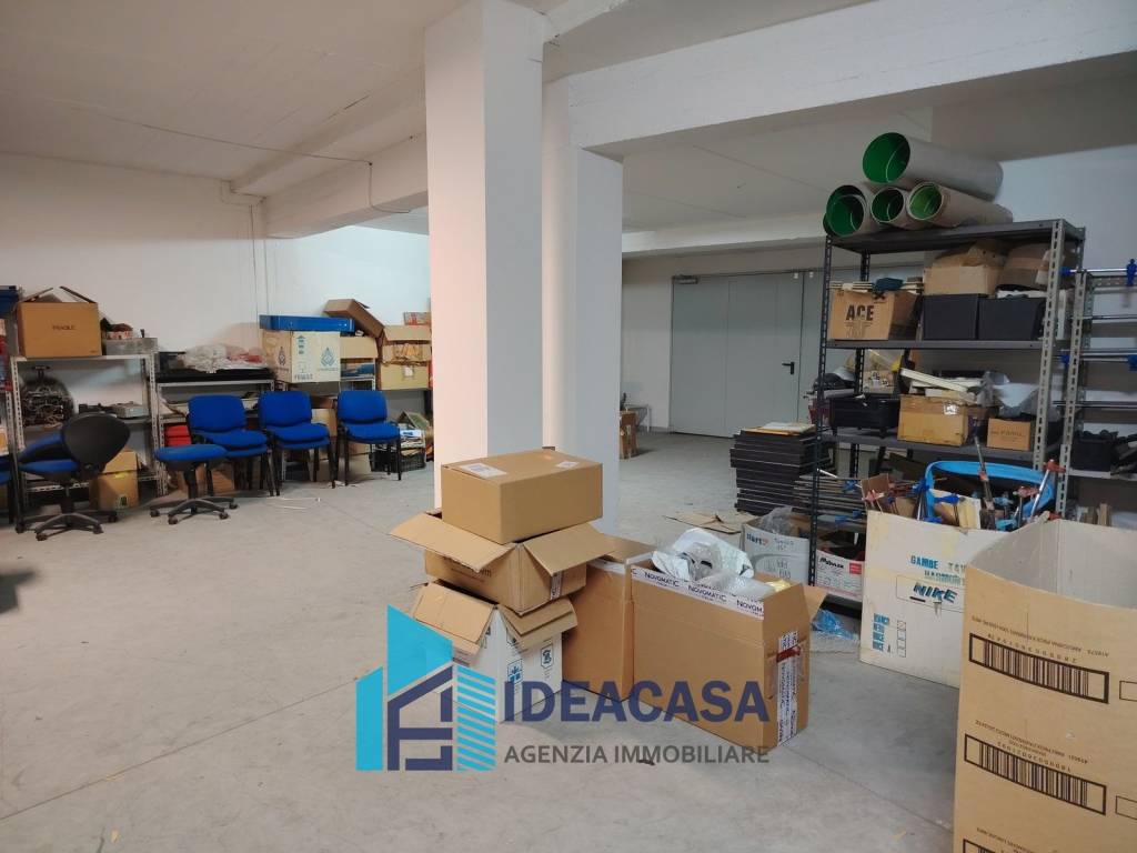locale commerciale in vendita a Matera in zona Rione Lanera