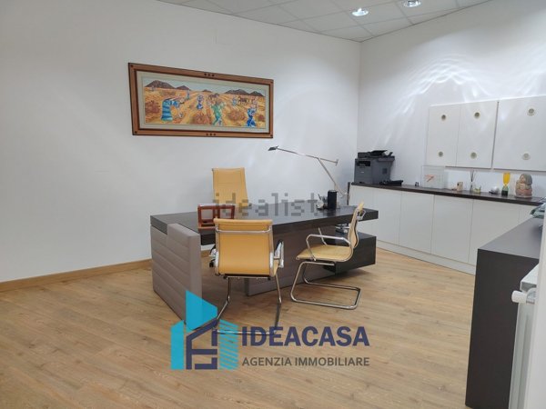 locale commerciale in vendita a Matera in zona Rione Lanera