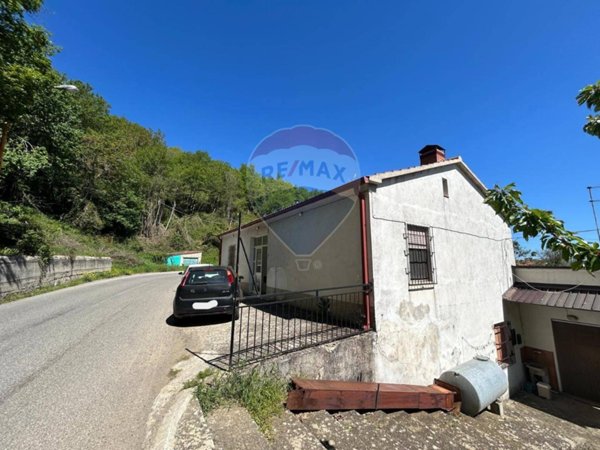 casa indipendente in vendita ad Acri in zona Chimento