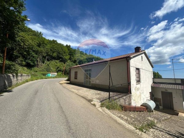 casa indipendente in vendita ad Acri in zona Chimento