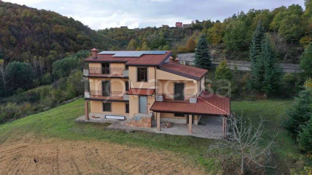 casa indipendente in vendita ad Acri in zona Montagnola