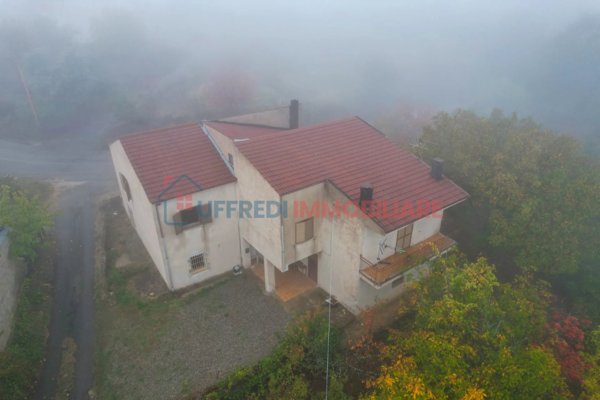 casa indipendente in vendita ad Acri in zona Chimento