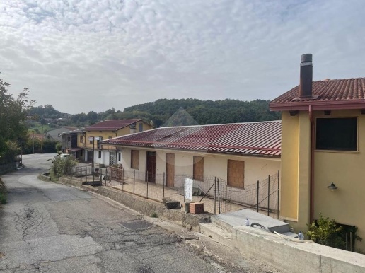 casa indipendente in vendita ad Acri in zona Ordichetto