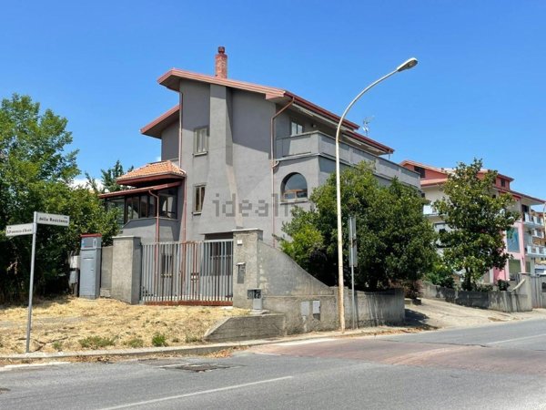 casa indipendente in vendita ad Acri in zona Corneto