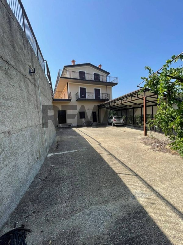 casa indipendente in vendita ad Acri in zona Foresta