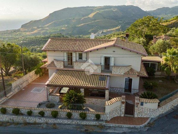casa indipendente in vendita ad Amantea