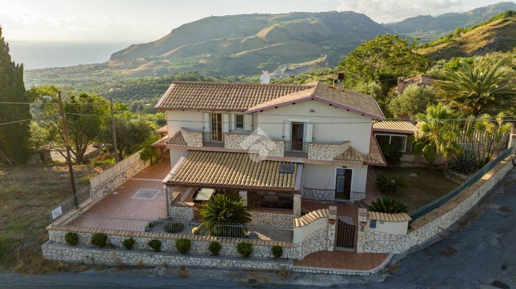 casa indipendente in vendita ad Amantea