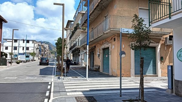 locale commerciale in vendita ad Amantea