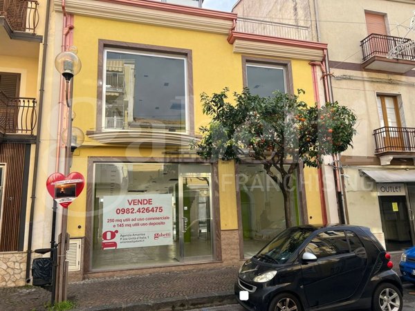 locale commerciale in vendita ad Amantea