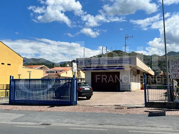 locale commerciale in vendita ad Amantea