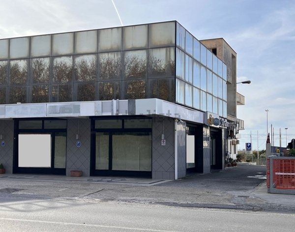 locale commerciale in vendita ad Amantea