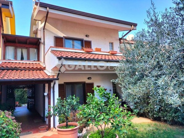 casa indipendente in vendita ad Aprigliano in zona Vico