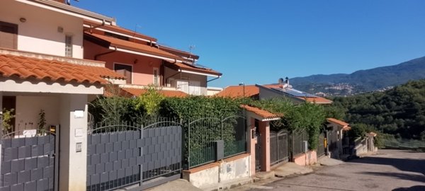 casa indipendente in vendita ad Aprigliano in zona Corte