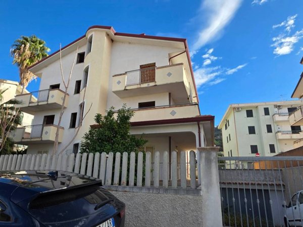 intera palazzina in vendita a Belmonte Calabro in zona Marina