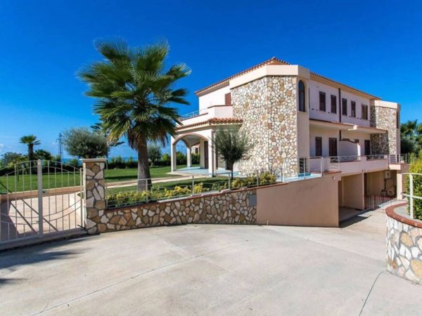 casa indipendente in vendita a Belvedere Marittimo