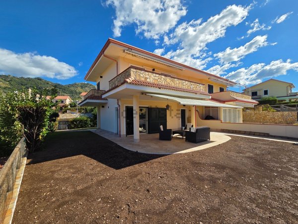 casa indipendente in vendita a Belvedere Marittimo