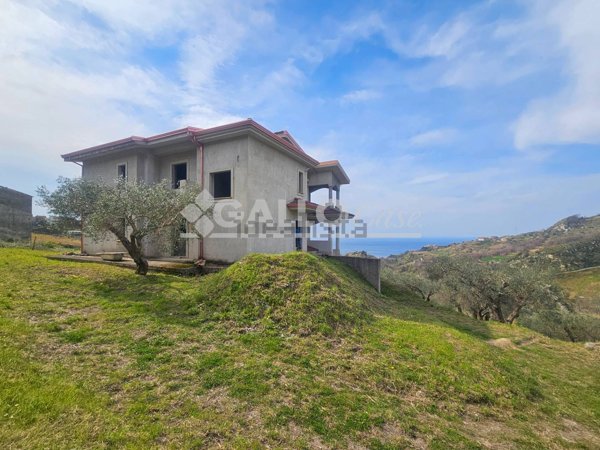 casa indipendente in vendita a Belvedere Marittimo