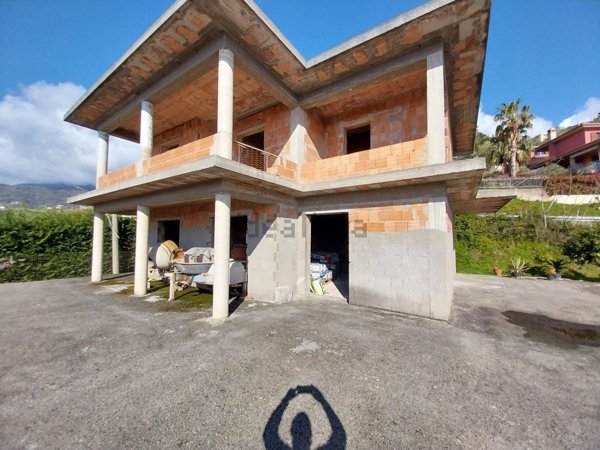 casa indipendente in vendita a Belvedere Marittimo