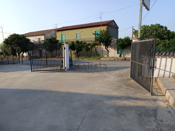 locale di sgombero in vendita a Bisignano