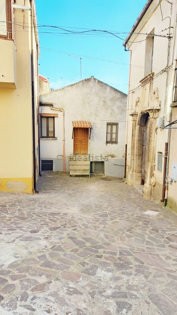 casa indipendente in vendita a Canna