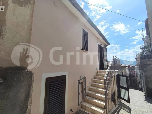 casa indipendente in vendita a Canna