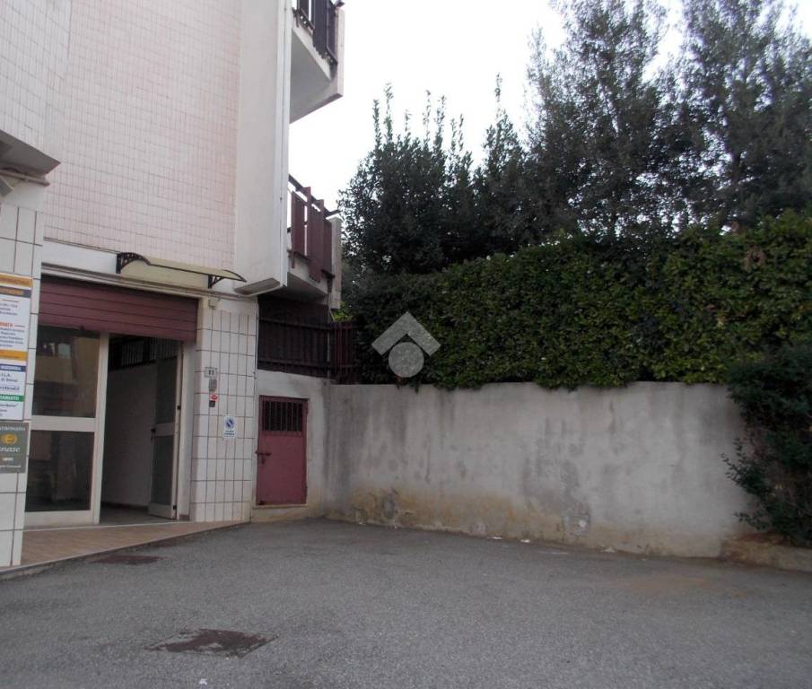 locale di sgombero in vendita a Castrolibero in zona Andreotta