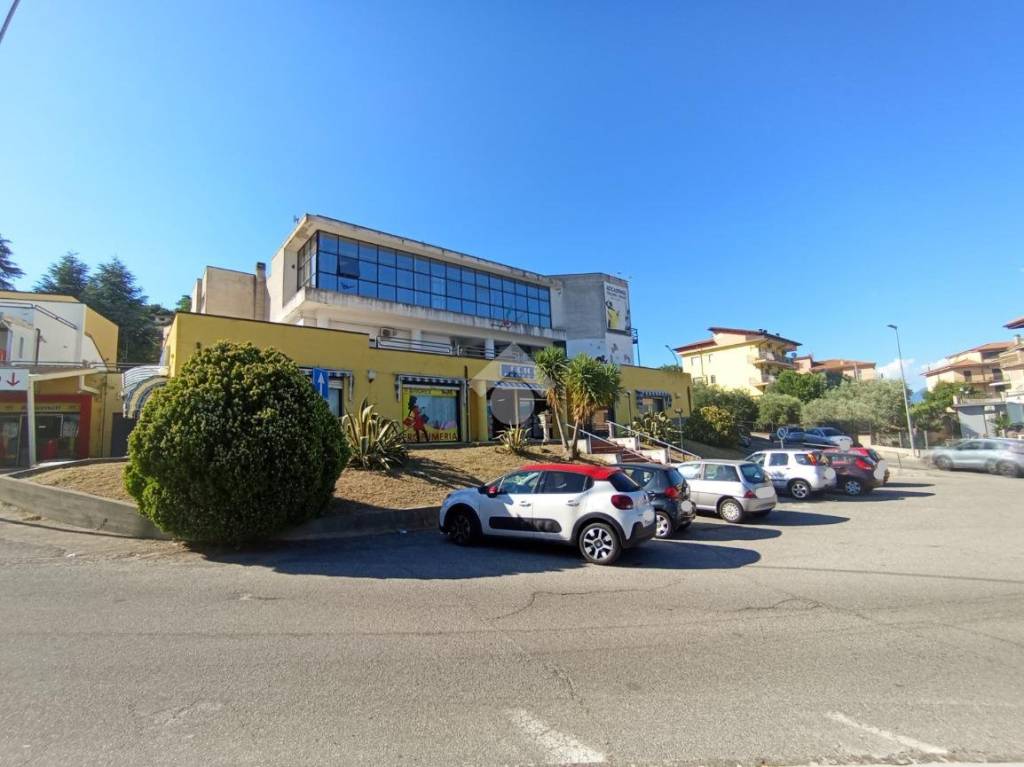 negozio in vendita a Castrolibero in zona Andreotta