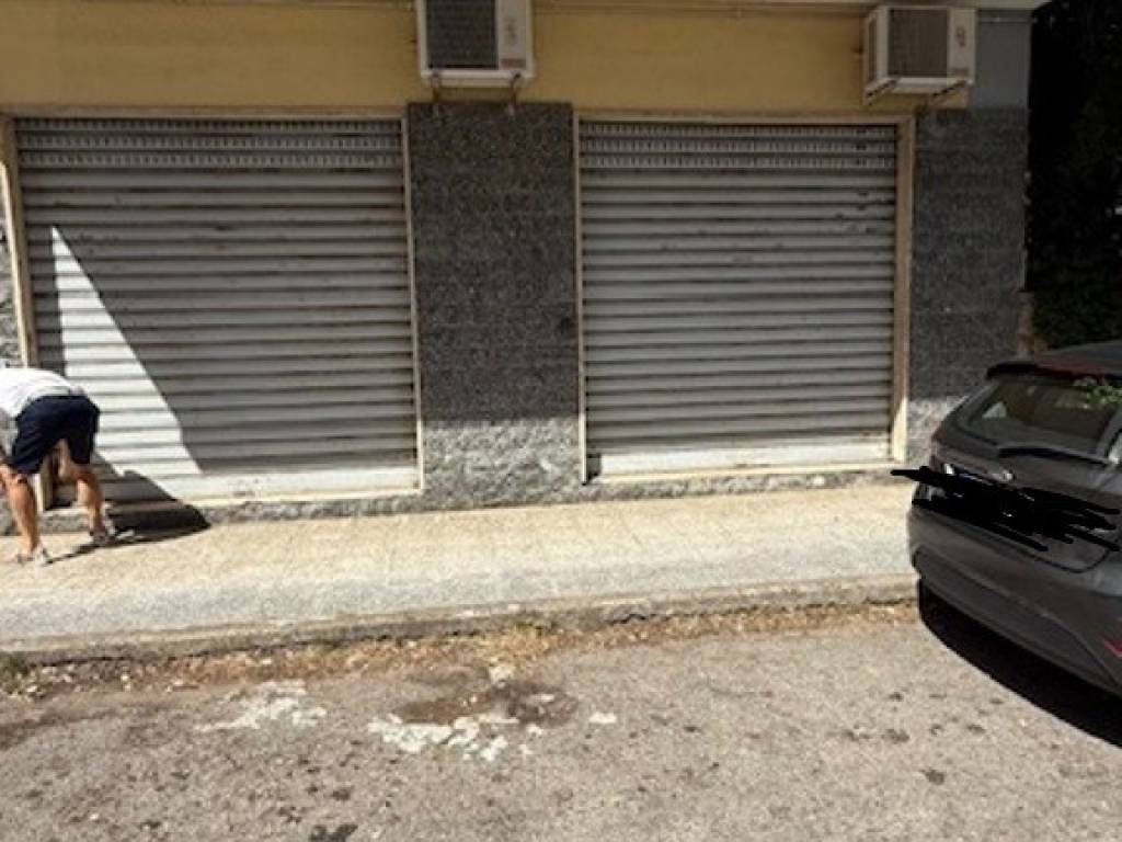 negozio in vendita a Castrolibero in zona Andreotta
