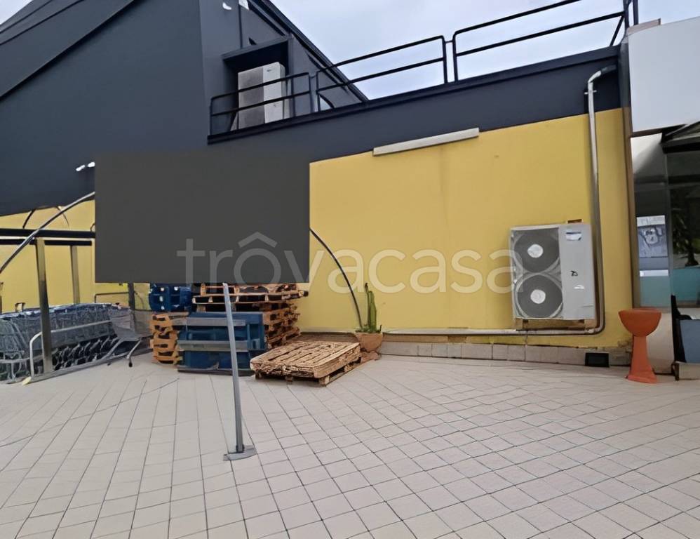 negozio in vendita a Castrolibero in zona Andreotta