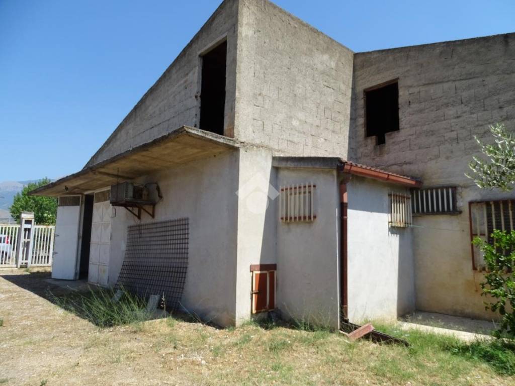 locale di sgombero in vendita a Castrovillari in zona Vigne