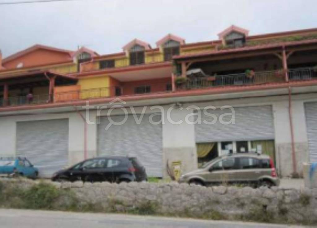 negozio in vendita a Cerisano in zona Valli