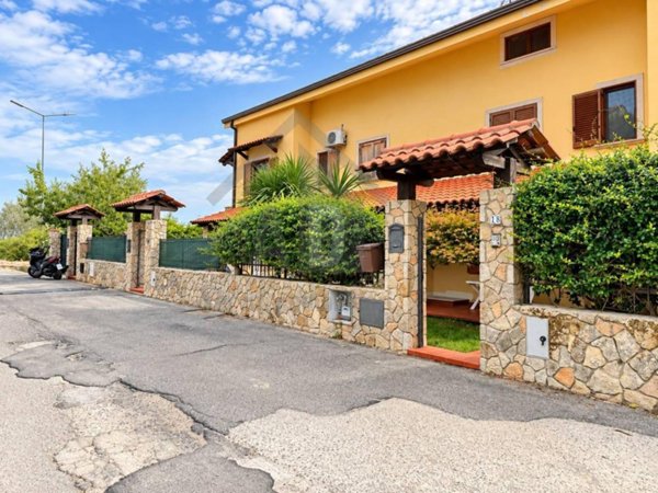 casa indipendente in vendita a Cerisano in zona Codicina