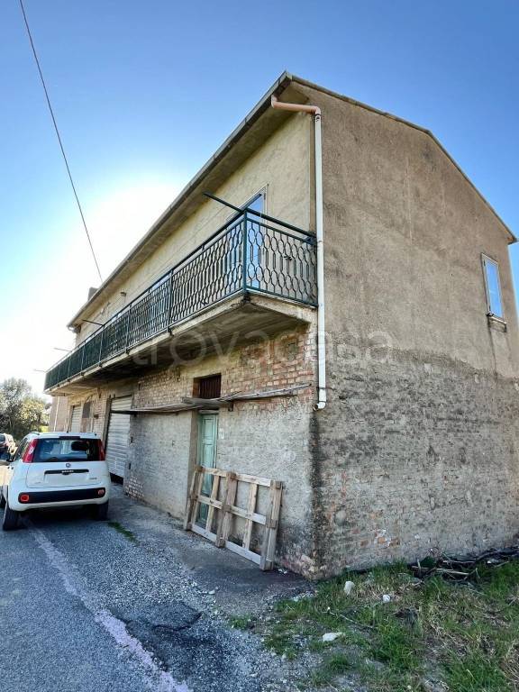 casa indipendente in vendita a Cleto