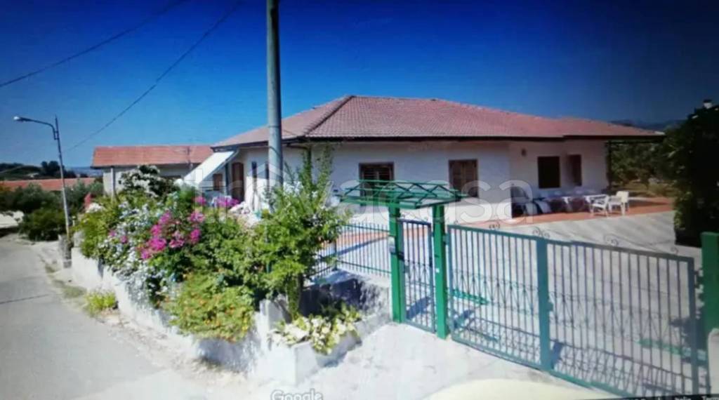 casa indipendente in vendita a Cleto