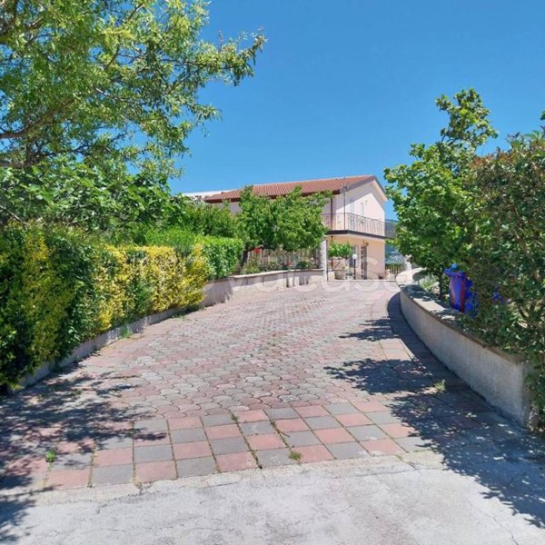 casa indipendente in vendita a Cleto