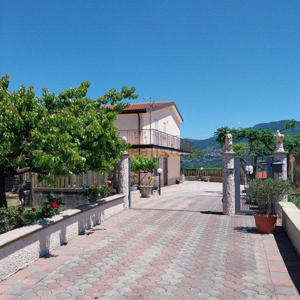 casa indipendente in vendita a Cleto