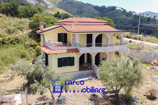 casa indipendente in vendita a Cleto