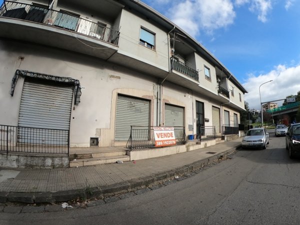 locale commerciale in vendita a Cosenza in zona Città 2000