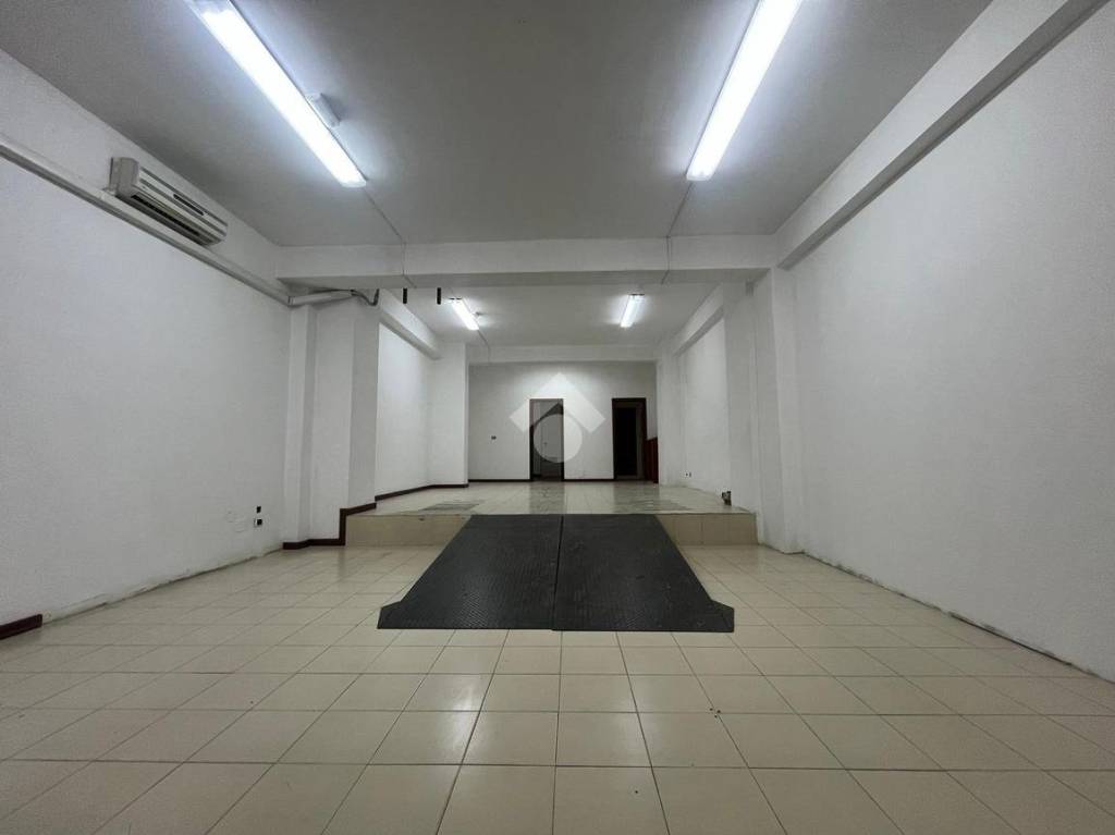negozio in vendita a Cosenza in zona Città 2000