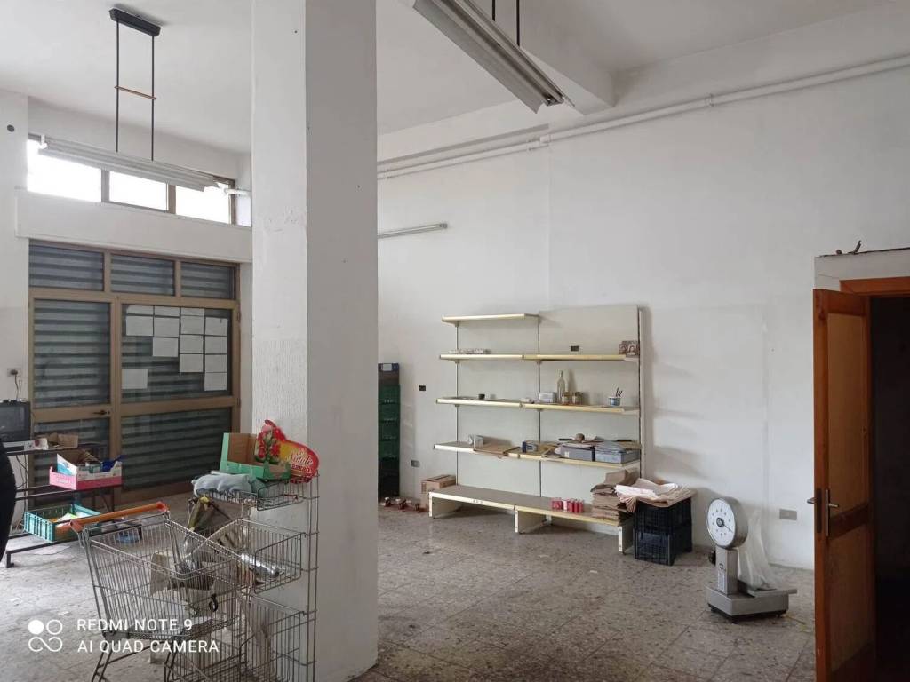 negozio in vendita a Cosenza in zona Città 2000