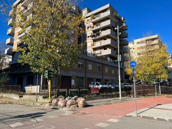 locale commerciale in vendita a Cosenza in zona Via Popilia