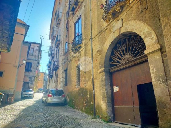 locale di sgombero in vendita a Cosenza in zona Cosenza Vecchia