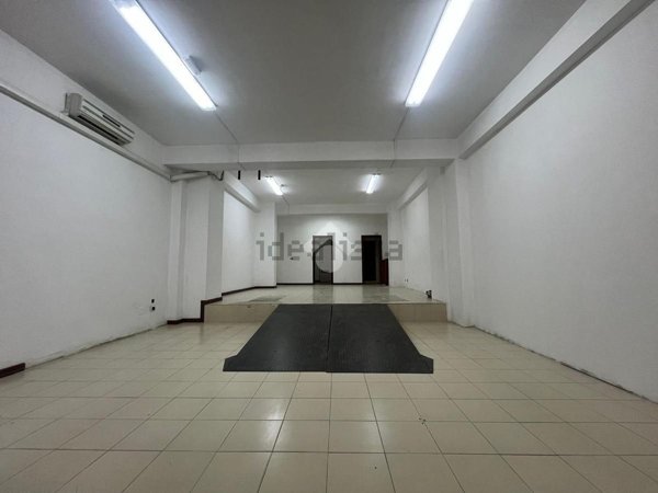 locale commerciale in vendita a Cosenza