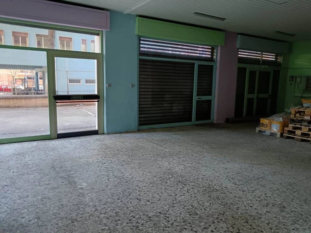locale commerciale in vendita a Cosenza