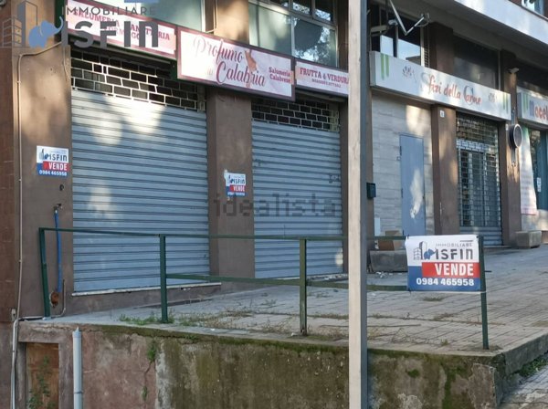locale commerciale in vendita a Cosenza in zona Città 2000