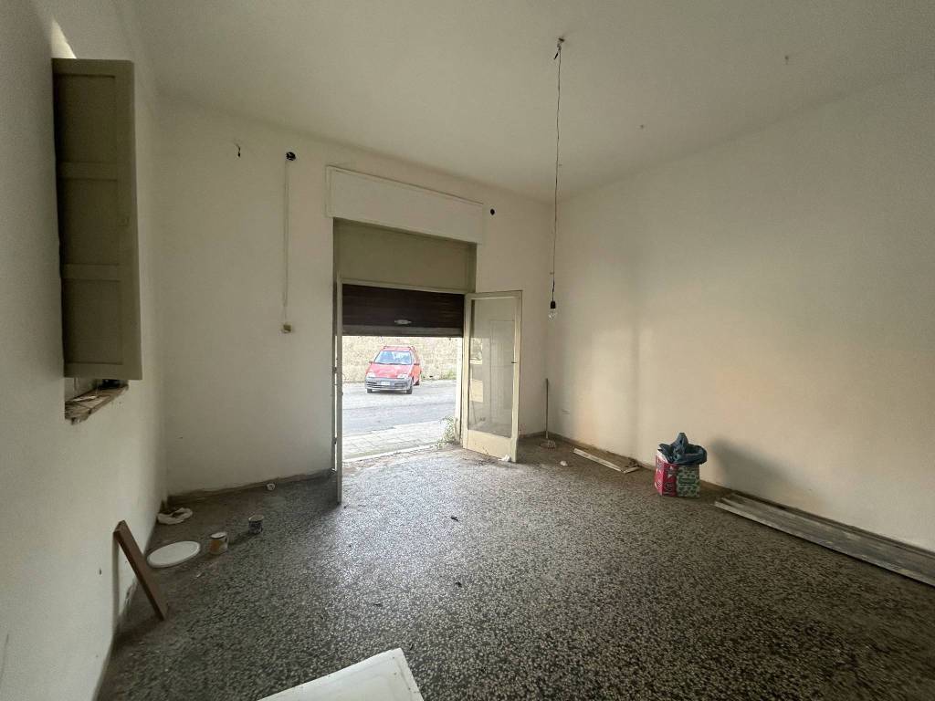 negozio in vendita a Cosenza in zona Via Popilia