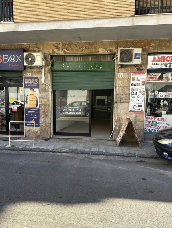 negozio in vendita a Cosenza in zona Cosenza Vecchia