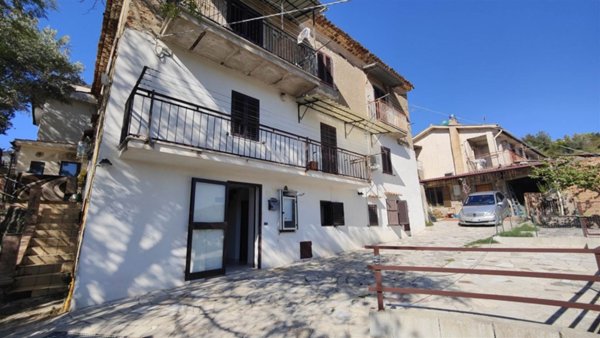 casa indipendente in vendita a Cosenza in zona Cosenza Vecchia
