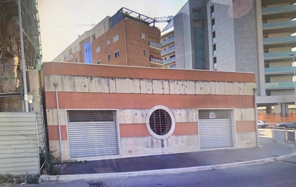 negozio in vendita a Cosenza in zona Cosenza Vecchia