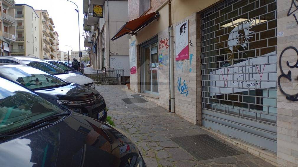 locale commerciale in vendita a Cosenza in zona Cosenza Vecchia